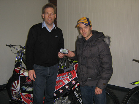 Tommy Schröter (tv) og Kenneth Bjerre (th) med PerformanceBoxGPS modtageren.